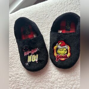 Grinch Black Fuzzy toddler Holiday Slippers with Embroidered Grinch size S 9/10